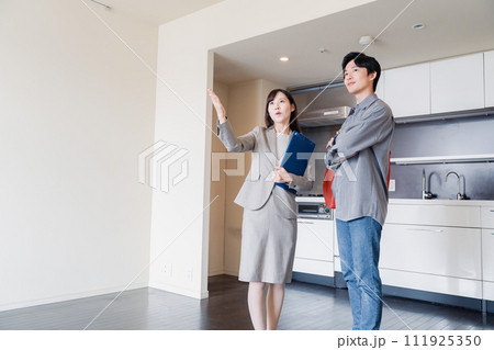 賃貸住宅の内見をする若い男性 賃貸住宅の内見をする若い男性 111925350