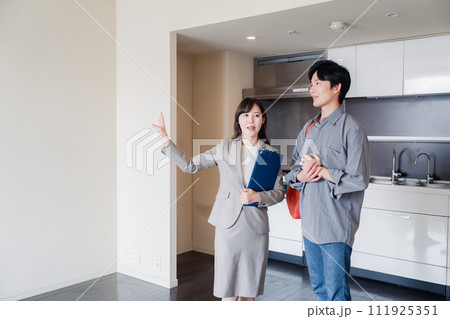 賃貸住宅の内見をする若い男性 111925351