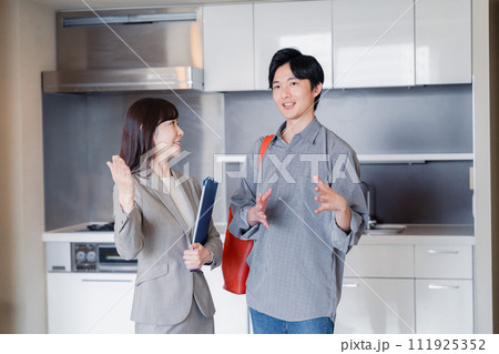賃貸住宅の内見をする若い男性 賃貸住宅の内見をする若い男性 111925352