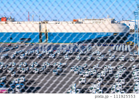 日本の横浜都市景観 日本経済の呪縛…大黒ふ頭に並ぶ自動車…奥は自動車運搬船「ELEGANT ACE」 日本の横浜都市景観 日本経済の呪縛…大黒ふ頭に並ぶ自動車…奥は自動車運搬船「ELEGANT ACE」 111925553