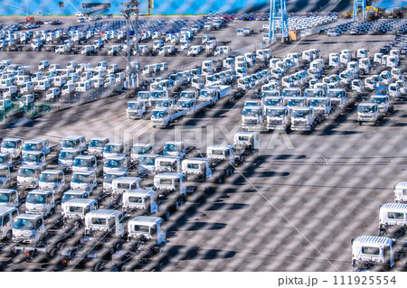 日本の横浜都市景観 日本経済の呪縛…大黒ふ頭に並ぶ自動車…奥は自動車運搬船「ELEGANT ACE」 111925554