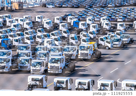 日本の横浜都市景観 日本経済の呪縛…大黒ふ頭に並ぶ自動車…(奥に自動車運搬船ELEGANT ACE) 日本の横浜都市景観 日本経済の呪縛…大黒ふ頭に並ぶ自動車…(奥に自動車運搬船ELEGANT ACE) 111925555