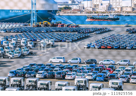 日本の横浜都市景観 日本経済の呪縛…大黒ふ頭に並ぶ自動車…奥は自動車運搬船「ELEGANT ACE」 日本の横浜都市景観 日本経済の呪縛…大黒ふ頭に並ぶ自動車…奥は自動車運搬船「ELEGANT ACE」 111925556