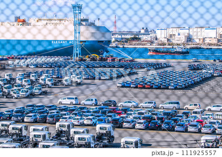 日本の横浜都市景観 日本経済の呪縛…大黒ふ頭に並ぶ自動車…奥は自動車運搬船「ELEGANT ACE」 111925557