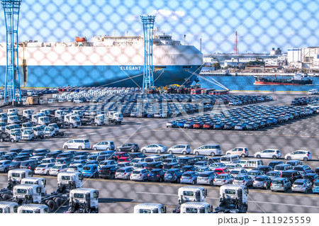 日本の横浜都市景観 日本経済の呪縛…大黒ふ頭に並ぶ自動車…奥は自動車運搬船「ELEGANT ACE」 日本の横浜都市景観 日本経済の呪縛…大黒ふ頭に並ぶ自動車…奥は自動車運搬船「ELEGANT ACE」 111925559
