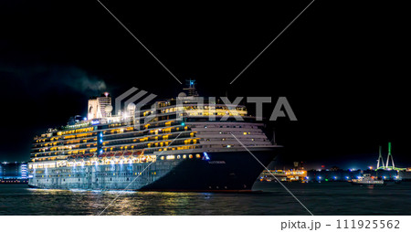 横浜の大桟橋に寄港した豪華客船 横浜の大桟橋に寄港した豪華客船 111925562