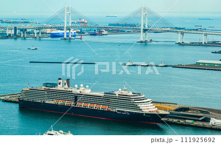 横浜の大桟橋に寄港した豪華客船 111925692