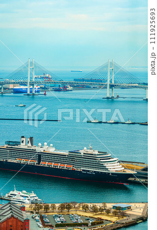 横浜の大桟橋に寄港した豪華客船 横浜の大桟橋に寄港した豪華客船 111925693