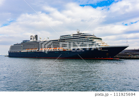 横浜の大桟橋に寄港した豪華客船 横浜の大桟橋に寄港した豪華客船 111925694