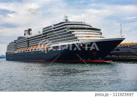横浜の大桟橋に寄港した豪華客船 111925697