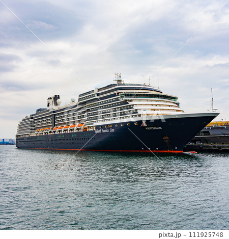 横浜の大桟橋に寄港した豪華客船 横浜の大桟橋に寄港した豪華客船 111925748