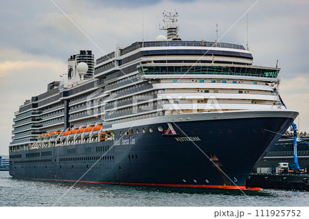 横浜の大桟橋に寄港した豪華客船 横浜の大桟橋に寄港した豪華客船 111925752