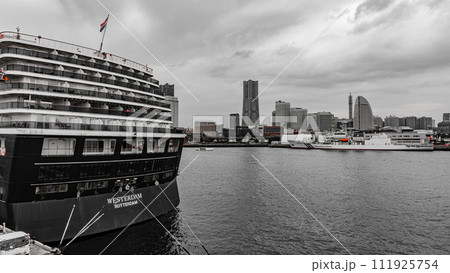横浜の大桟橋に寄港した豪華客船とみなとみらい 111925754