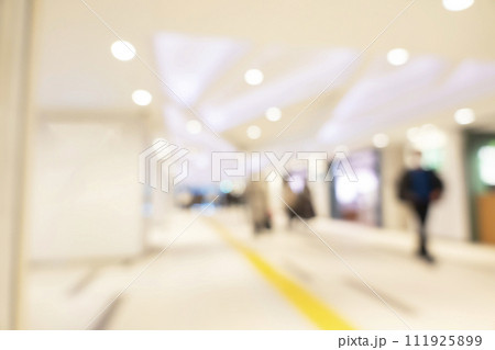 繁華街の背景ぼかし 111925899