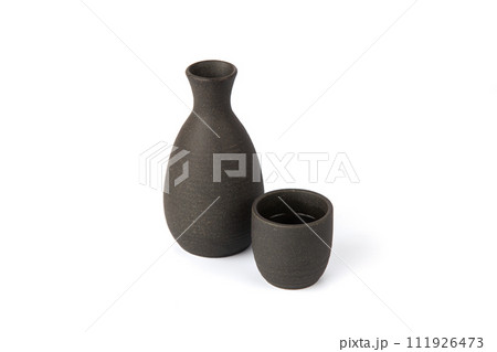 日本酒 とっくり おちょこ 白背景 111926473