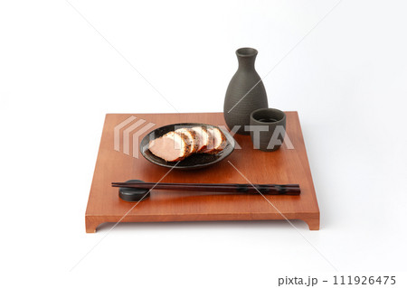 日本酒と肉料理 膳 白背景 111926475