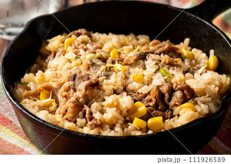 キャンプ飯　スキレットで作るペッパーランチ風ガーリックライス 111926589