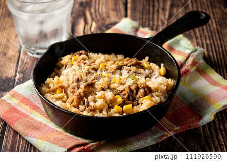 キャンプ飯 スキレットで作るペッパーランチ風ガーリックライス キャンプ飯 スキレットで作るペッパーランチ風ガーリックライス 111926590