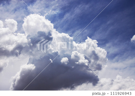 サンパウロの夏の雲と青空 ブラジル サンパウロの夏の雲と青空 ブラジル 111926943