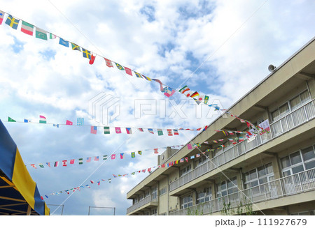 万国旗がはためく 万国旗がはためく 111927679