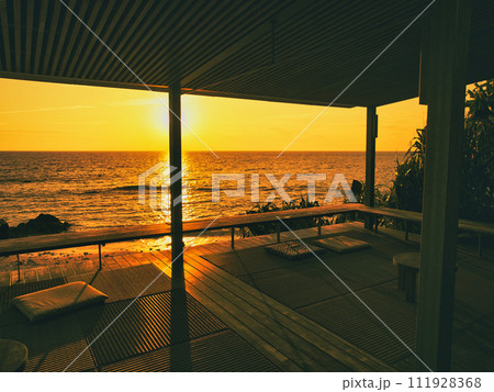 沖縄県読谷村　バンタカフェのビーチの夕景 111928368