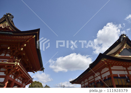 伏見稲荷　楼門と外拝殿【重要文化財】 111928379