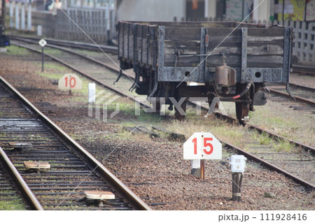ローカル線・鉄道標識と木造貨車 111928416