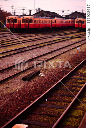 ローカル線・夕日に輝く車両基地のレトロ車両 ローカル線・夕日に輝く車両基地のレトロ車両 111928417