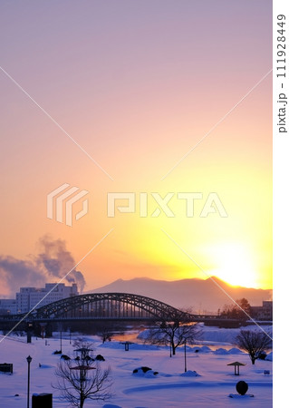北海道旭川市 旭橋と大雪山連峰の日の出 111928449