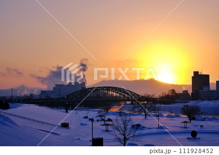 北海道旭川市 旭橋と大雪山連峰の日の出 111928452