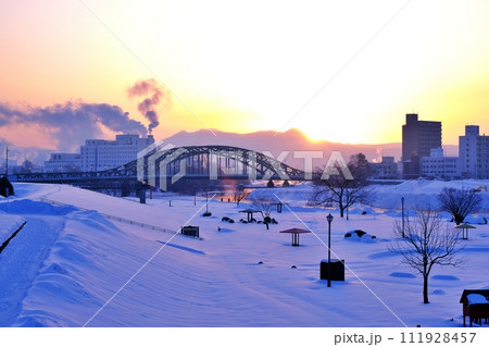 北海道旭川市 旭橋と大雪山連峰の日の出 111928457