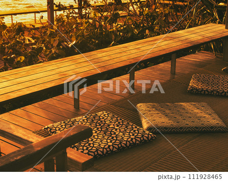 夕焼けに赤く染まるバンタカフェ 沖縄県読谷村 夕焼けに赤く染まるバンタカフェ 沖縄県読谷村 111928465