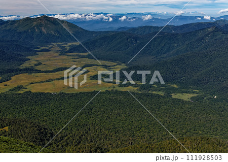 燧ヶ岳から見る尾瀬ヶ原と至仏山・景鶴山 燧ヶ岳から見る尾瀬ヶ原と至仏山・景鶴山 111928503
