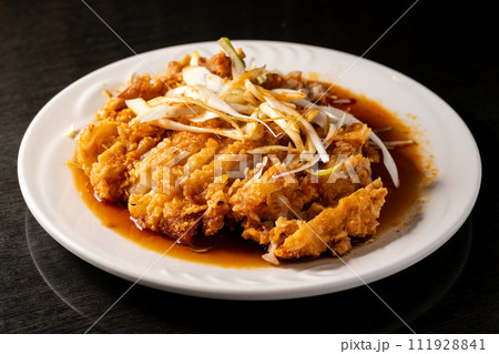 タレたっぷりの油淋鶏 111928841