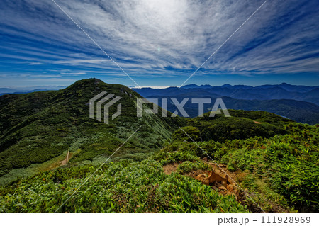 尾瀬・燧ヶ岳柴安嵓から見る俎嵓と日光の山並み 尾瀬・燧ヶ岳柴安嵓から見る俎嵓と日光の山並み 111928969