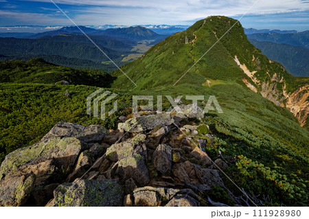 燧ヶ岳・俎嵓から見る柴安嵓と尾瀬ヶ原・至仏山・上州武尊山 111928980