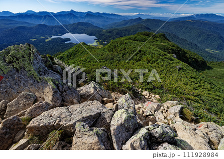 燧ヶ岳・俎嵓から見る尾瀬沼と日光連山・赤城山・富士山・上州武尊山 111928984