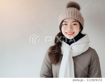 コート着てマフラーを巻く笑顔の女性　AI生成画像 111929131