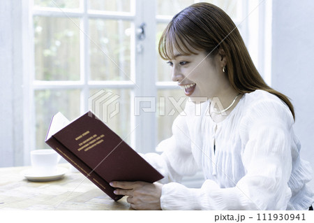 読書する若い女性 111930941