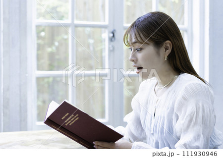 読書する若い女性 111930946