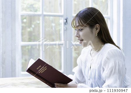 読書する若い女性 111930947