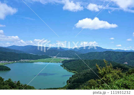 賤ヶ岳山頂からの余呉湖の風景 賤ヶ岳山頂からの余呉湖の風景 111931232