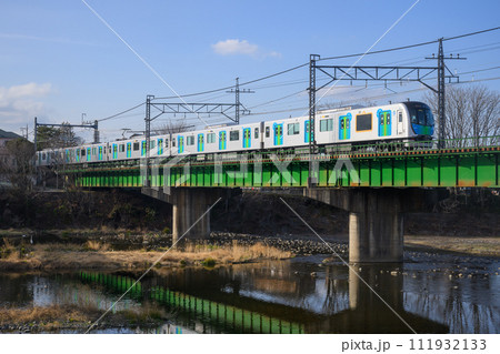 入間川橋梁を通過する西武池袋線急行電車 入間川橋梁を通過する西武池袋線急行電車 111932133