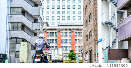横浜市街とクルーザーバイク　後ろ姿 111932300
