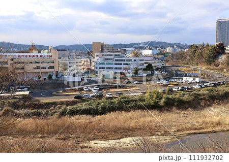 仙台市　広瀬川周辺の冬の風景　 111932702