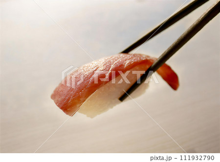 箸で持ち上げた握り寿司　AI生成画像 111932790