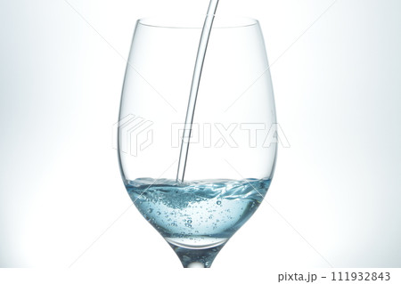 注がれる水 111932843