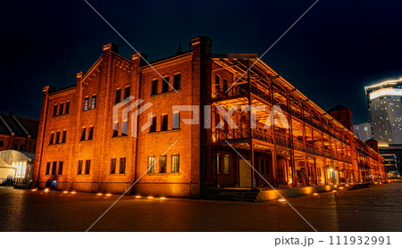 横浜 みなとみらいの赤レンガ倉庫の夜景 横浜 みなとみらいの赤レンガ倉庫の夜景 111932991