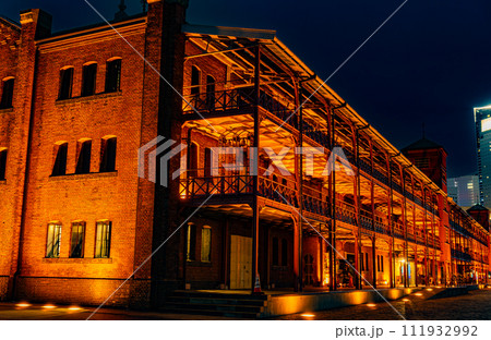 横浜　みなとみらいの赤レンガ倉庫の夜景 111932992