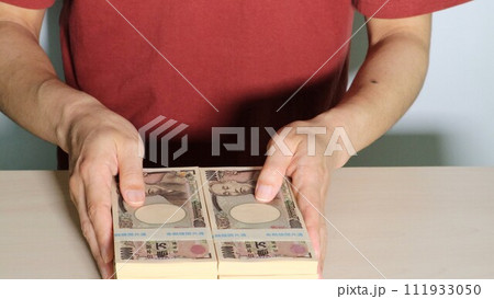 大金を持つ人物のクローズアップ 111933050